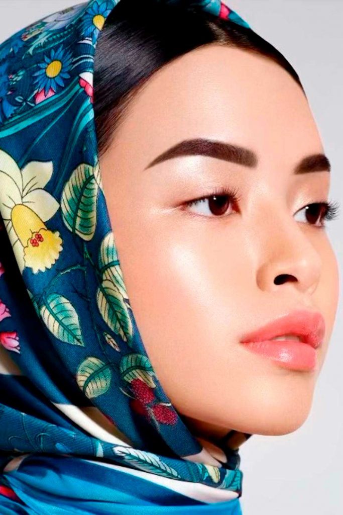 Natural Makeup With Lip Gloss For A Romantic Look